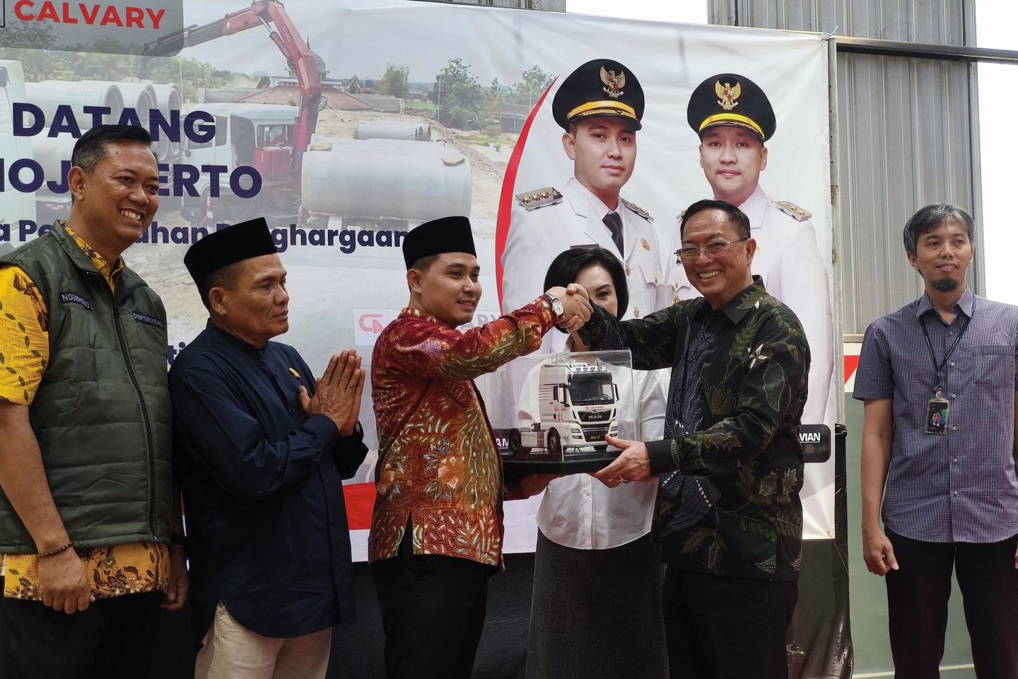 Gus Bupati Serahkan Penghargaan Perusahaan Tertib Ukur kepada PT Calvary Abadi