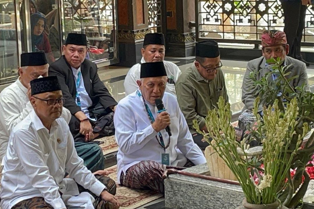 Usai Terpilih Ketum PBNU, Gus Kikin Ziarah ke Makam KH Hasyim Asy'ari Bawa Tongkat Pendiri NU