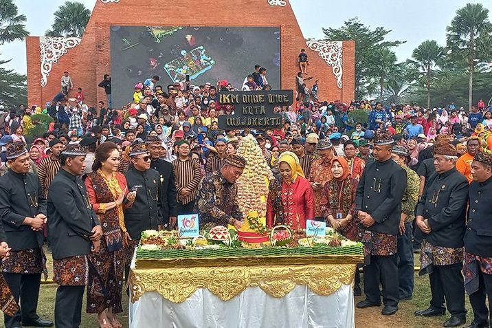 Warga Kota Mojokerto Antusias Datangi Pesta Rakyat, Ning Ita Bagikan 31.000 Makan Gratis