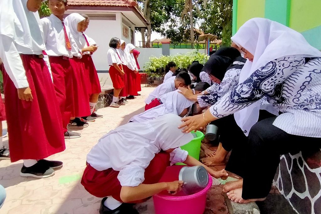 Isak Tangis Warnai Acara Basuh Kaki Guru SDN di Blitar