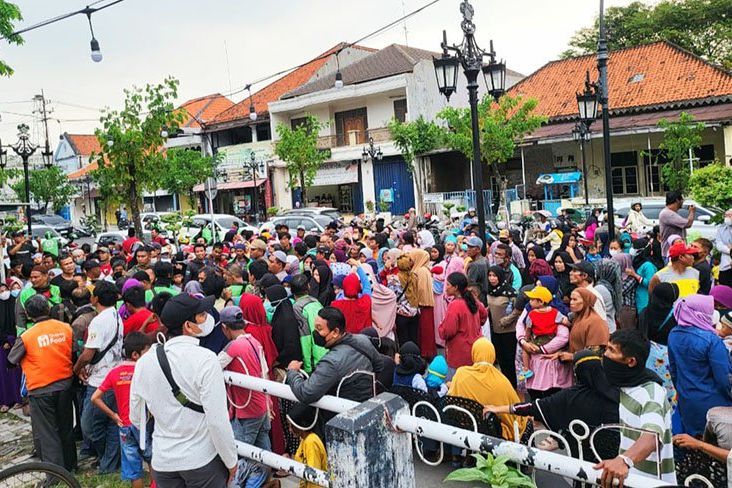 Bantu Warga Miskin, HIPMI Gresik Bagi 1000 Sembako Gratis