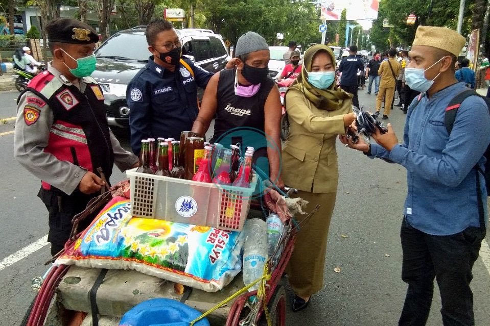 Punya Peran Penting di Tengah Pandemi, Pers Probolinggo Bagikan Masker