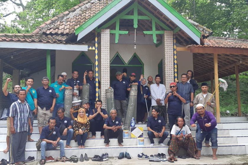 Sambut HPN, Wartawan KOMPAK Bedah Musala, Santuni Anak Yatim dan Janda