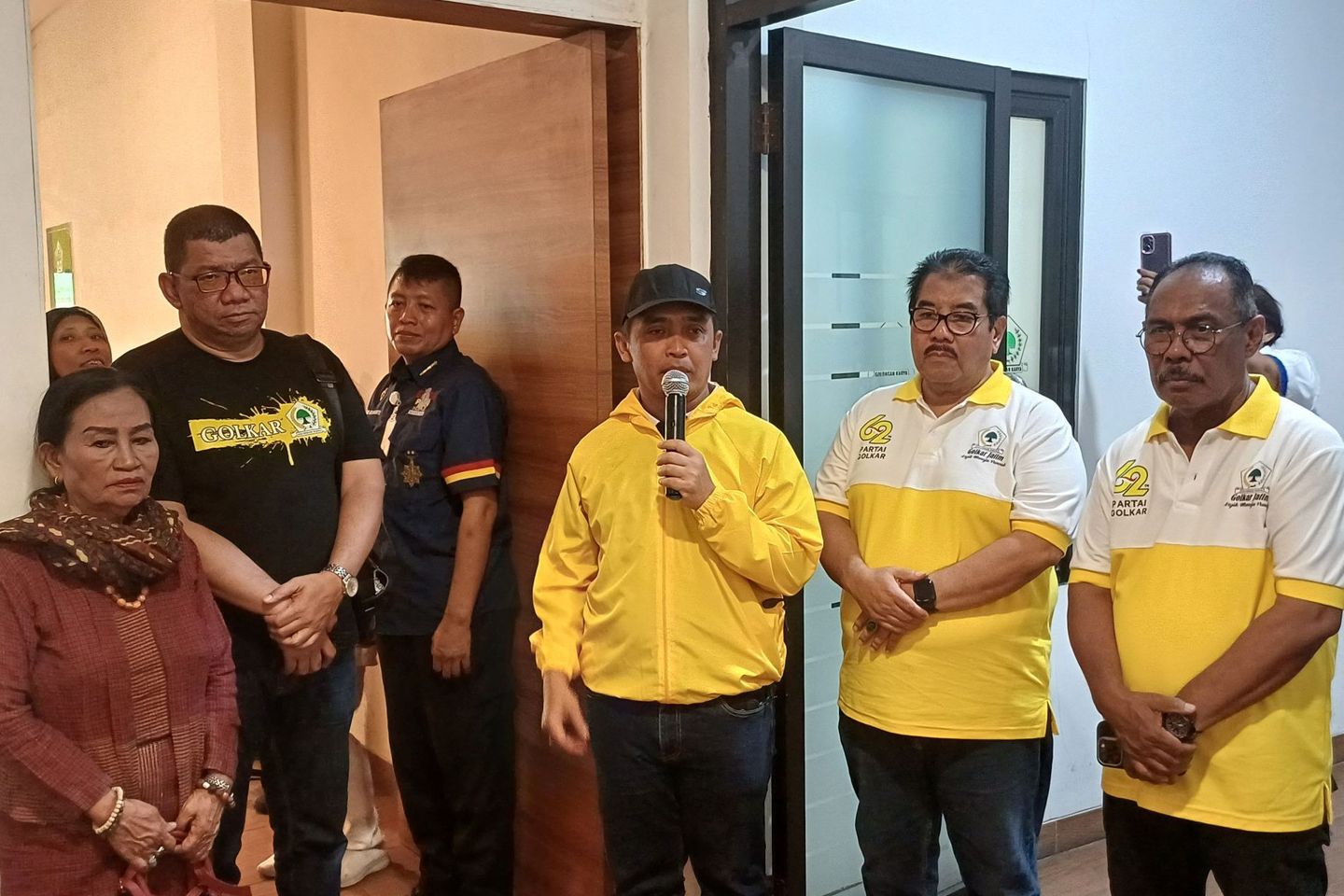 Golkar Jatim Salurkan 1.000 Paket Sembako dan Gelar Pengobatan Gratis di Surabaya