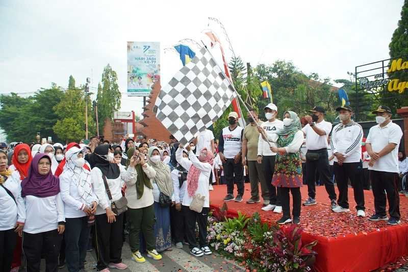 HUT KORPRI ke-51, Pemkot Mojokerto Gelar Jalan Sehat "Mlaku Bareng Ning Ita"