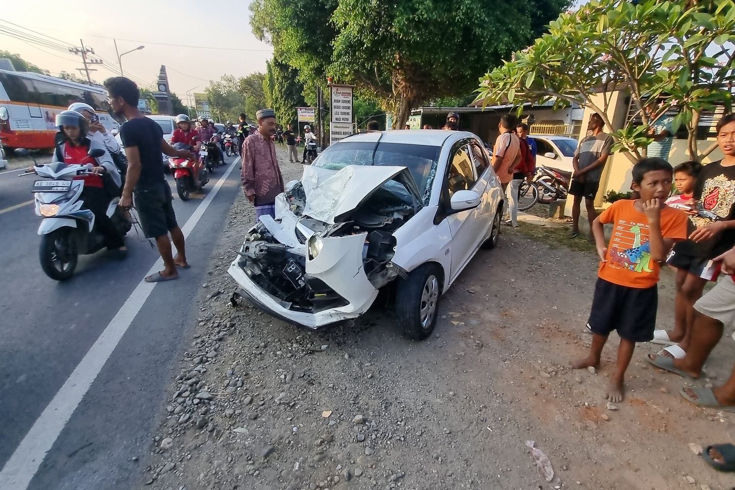 Gagal Menyalip, Brio Ringsek Tabrak Bus Harapan Jaya di Ponorogo