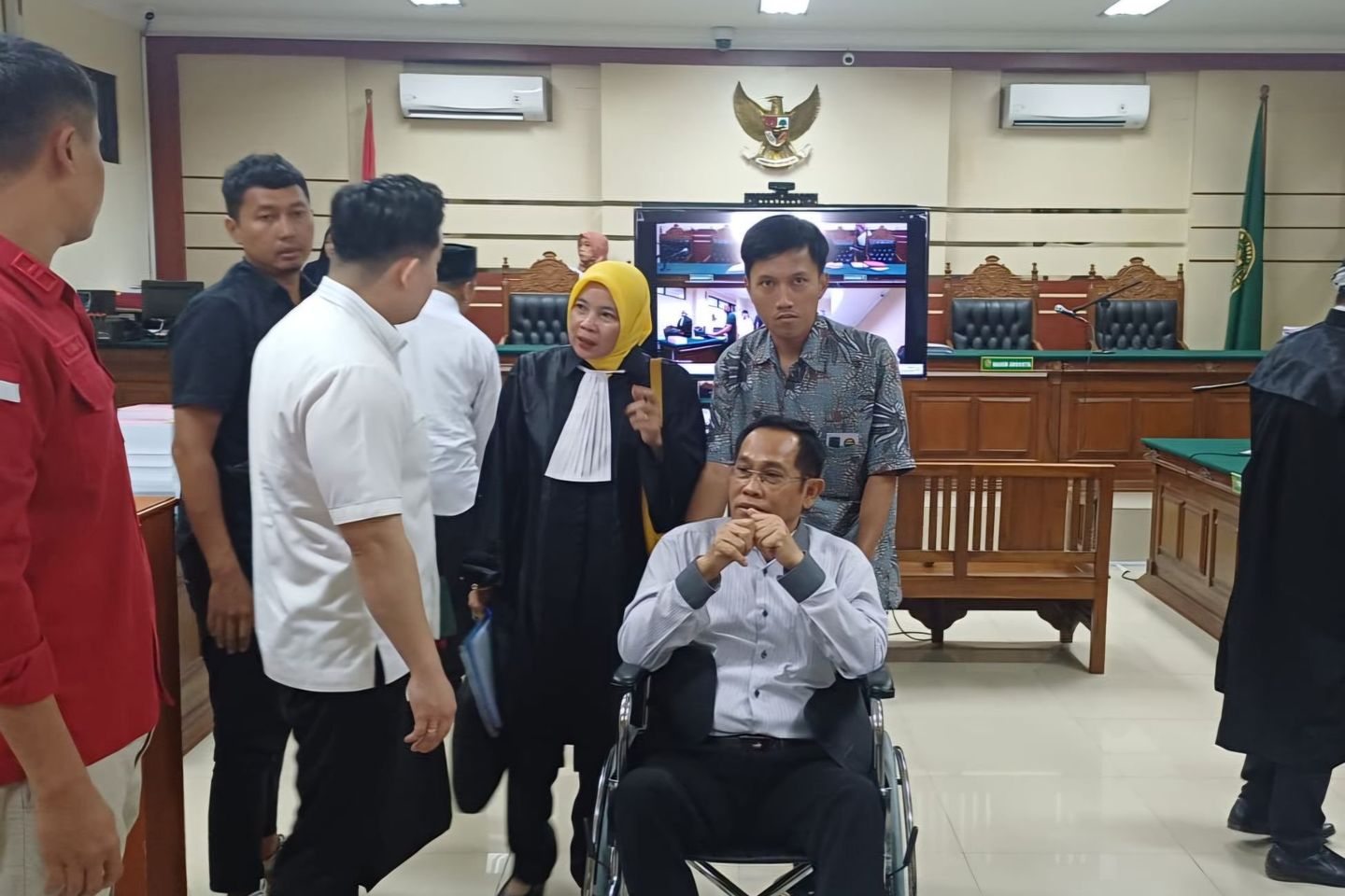 Gunakan Kursi Roda, Hudiyono Jalani Sidang Perdana Korupsi Alat Kesenian SMK Rp65 Miliar
