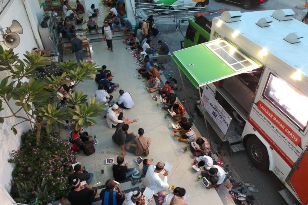 Bukber Dengan Sajian Humanity Food Truck di Masjid Al-Husna