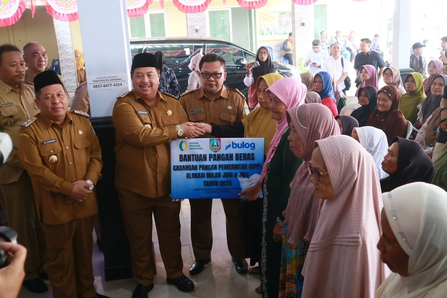 Pemkab Jombang Salurkan 2.200 Ton Beras untuk Warga Kurang Mampu