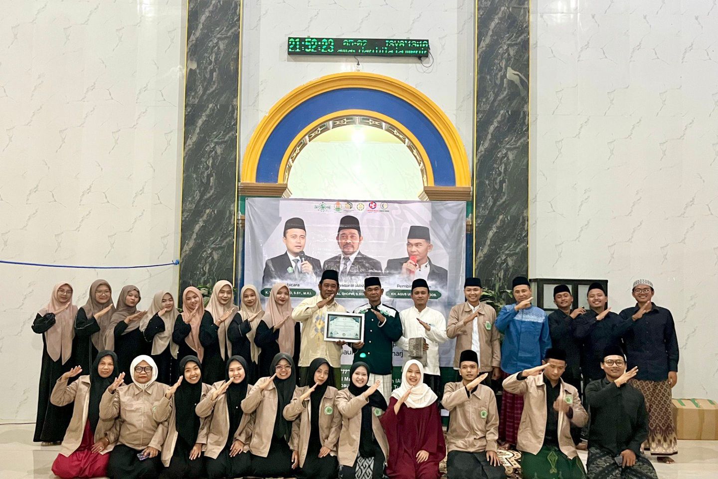 Mahasiswa Manajemen Dakwah IAINU Tuban Launching Perpustakaan Masjid dengan 500 Buku