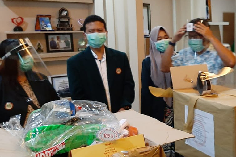 IDI dan Masyarakat Probolinggo Salurkan Bantuan Puluhan APD ke RSUD dr Mohammad Saleh