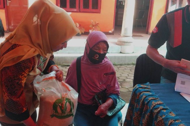 Ning Ita Salurkan Bantuan 10 Kilogram Beras untuk Warganya