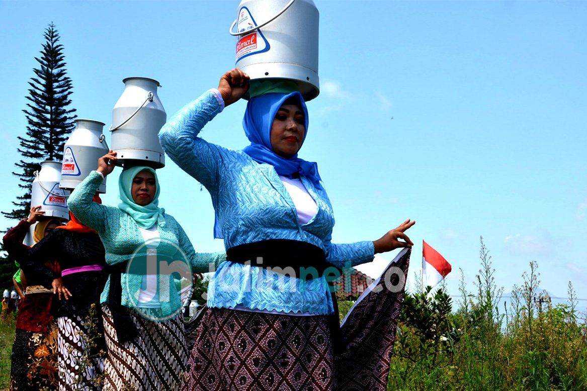 Kenalkan Kearifan Lokal, Ibu-ibu Lereng Argopuro Pamerkan Aksi "Sunggi Susu"