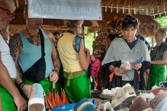 Hari Pertama Pameran di Presiden G20 IKM Kupu Sutera Pasuruan Jadi Perhatian Tamu Penjuru Dunia