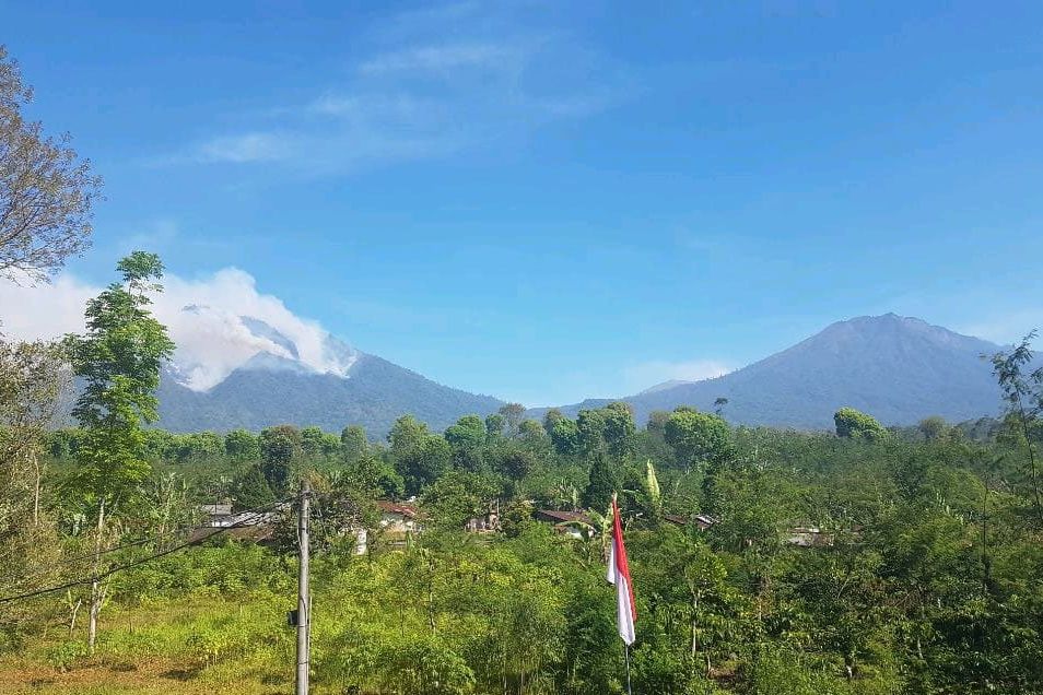 Gunung Raung Jadi Status Waspada, Pos Perlintasan Ditutup 