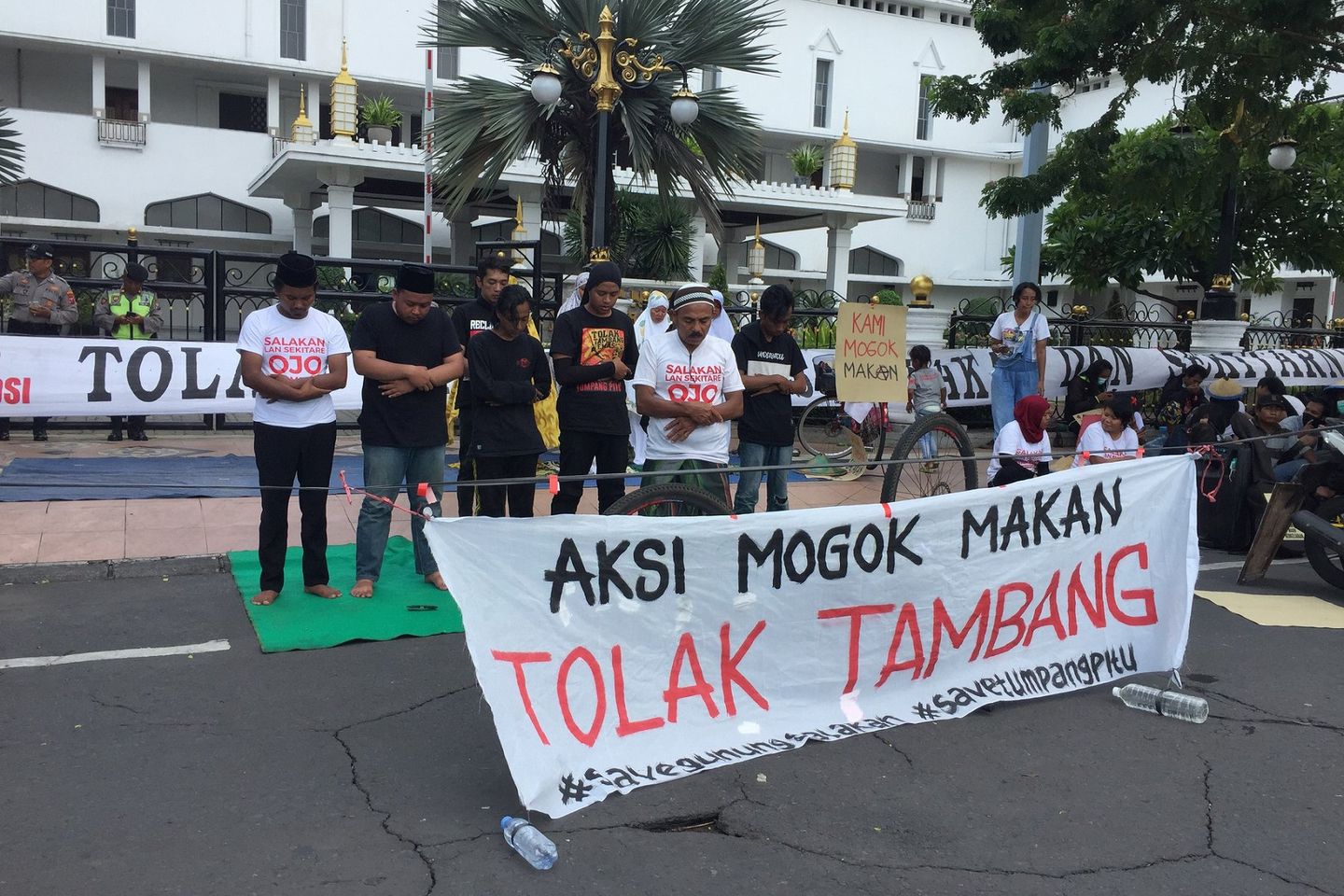 Khofifah Minta Warga Penolak Tambang Emas Banyuwangi Tunjukkan Bukti Pelanggaran