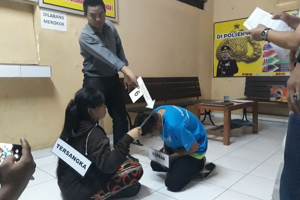 Usai Dipukul Martil, Desi Juga Cekik Suaminya
