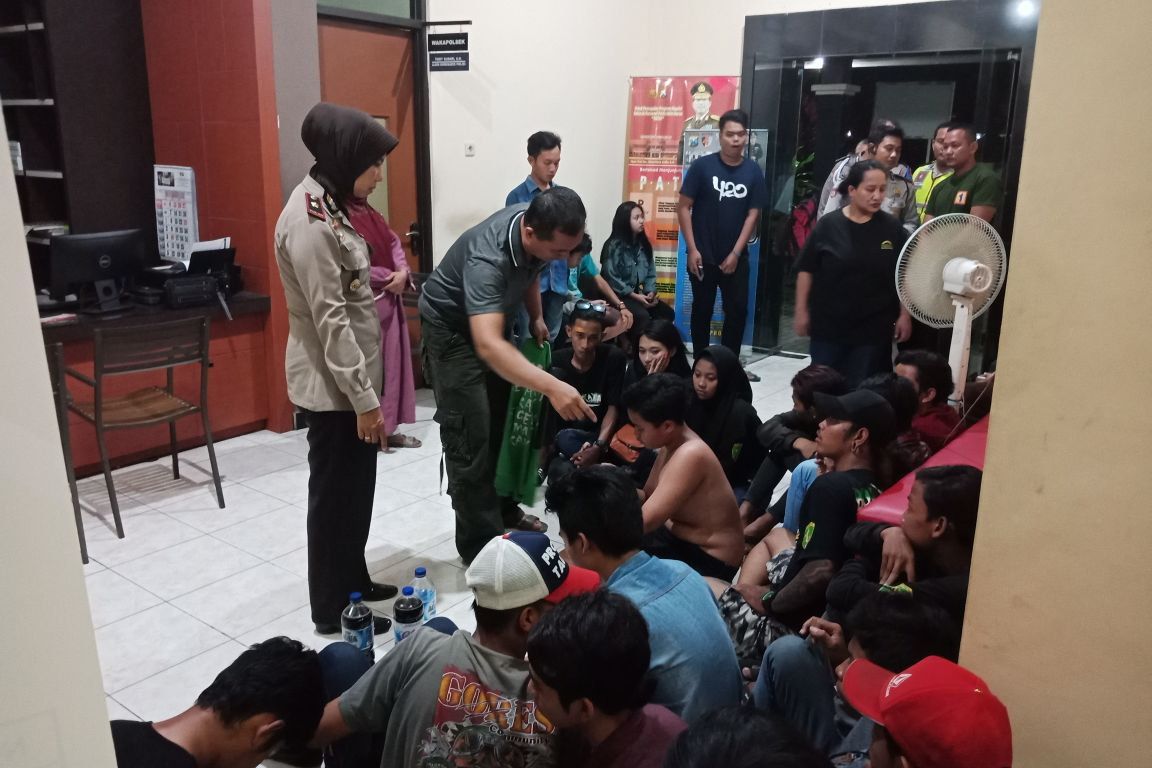 Pesta Miras, Belasan Bonek dan Bonita Diamankan Polisi