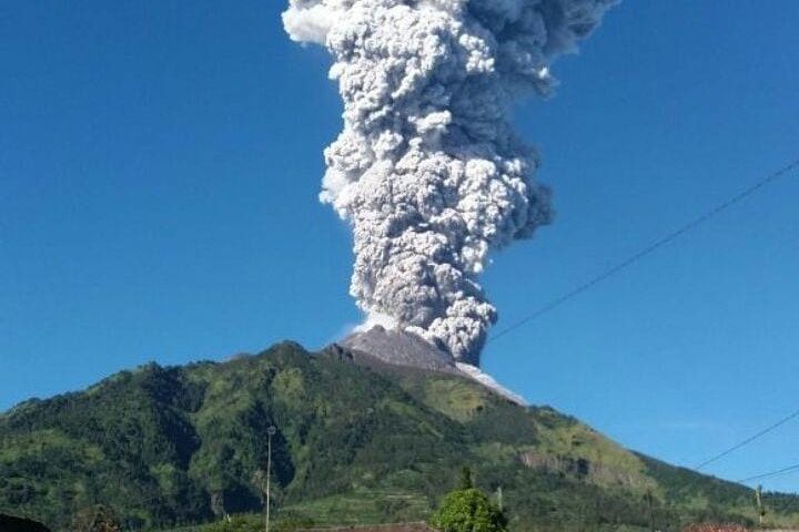 Gunung Merapi Meletus, Mengeluarkan Abu Vulkanik