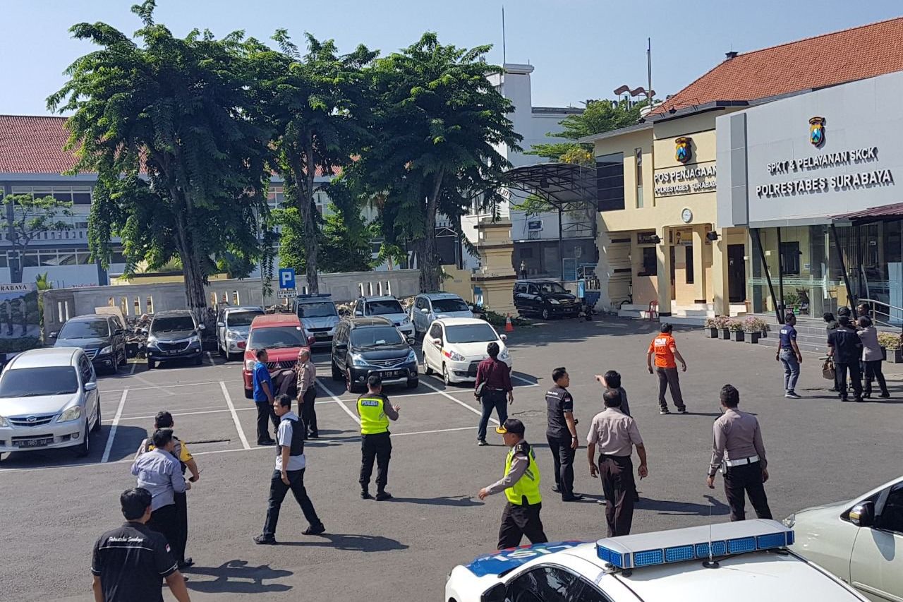 Kantor Mapolrestabes Surabaya di Bom