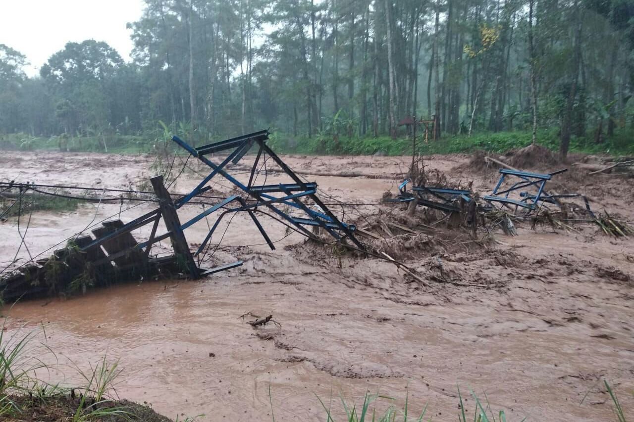 Diterjang Banjir Bandang, Jalur Jember-Banyuwangi Putus