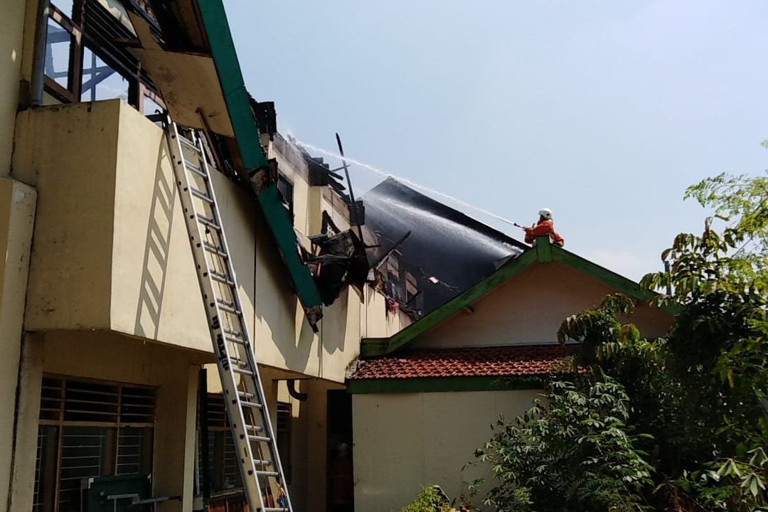 82 Komputer Milik SMPN 21 Surabaya Dilalap Api