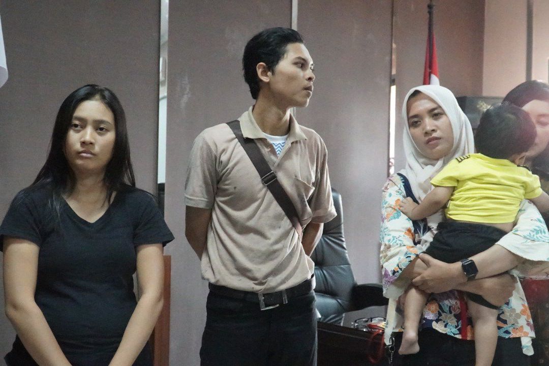 Lariza tak Kuasa Tahan Air Mata Terima AK