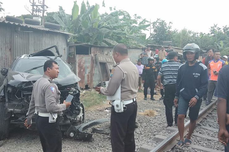 Tiga Tewas dalam Kecelakaan KA Sri Tanjung dengan Pajero