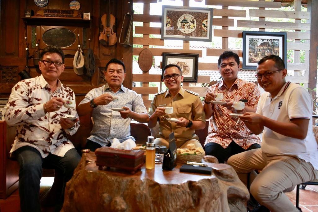 Di Banyuwangi, Jenderal Moeldoko Ngopi dan Main Musik Lesung