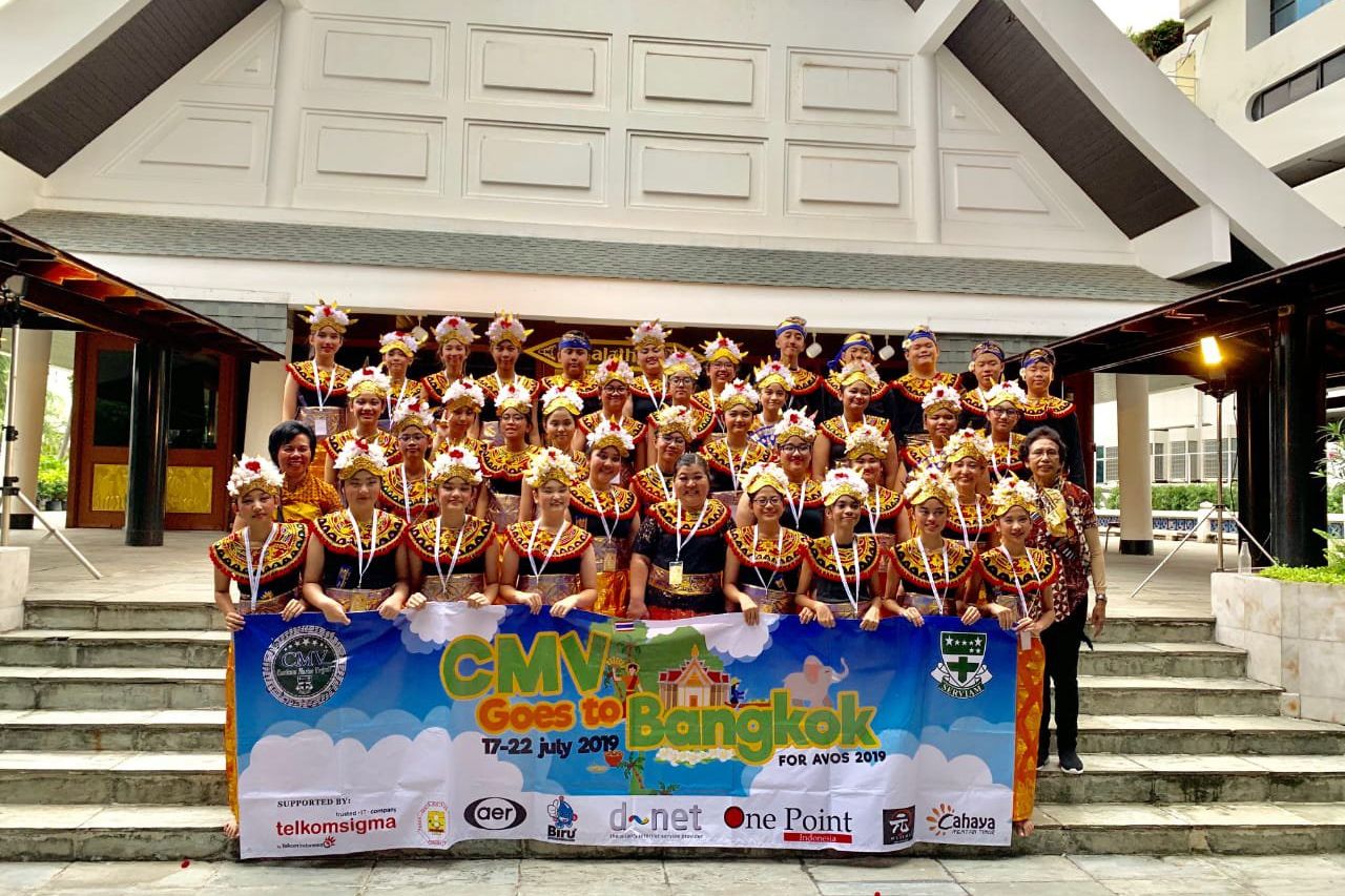 Paduan Suara SMPK St Maria Raih Emas di Bangkok