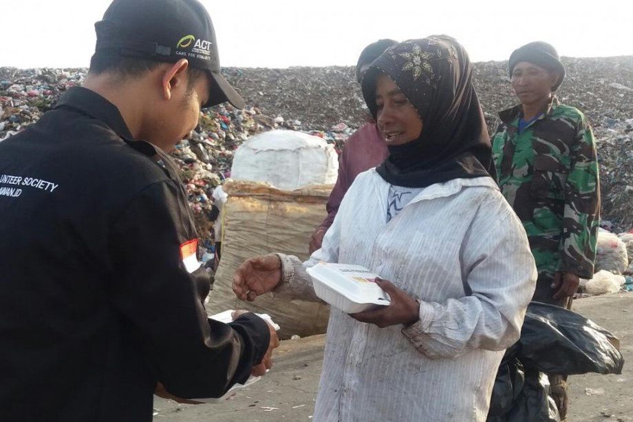 Dermawan Effect, ACT dan Abu Nawas Bagikan Ribuan Paket Nasi Gratis