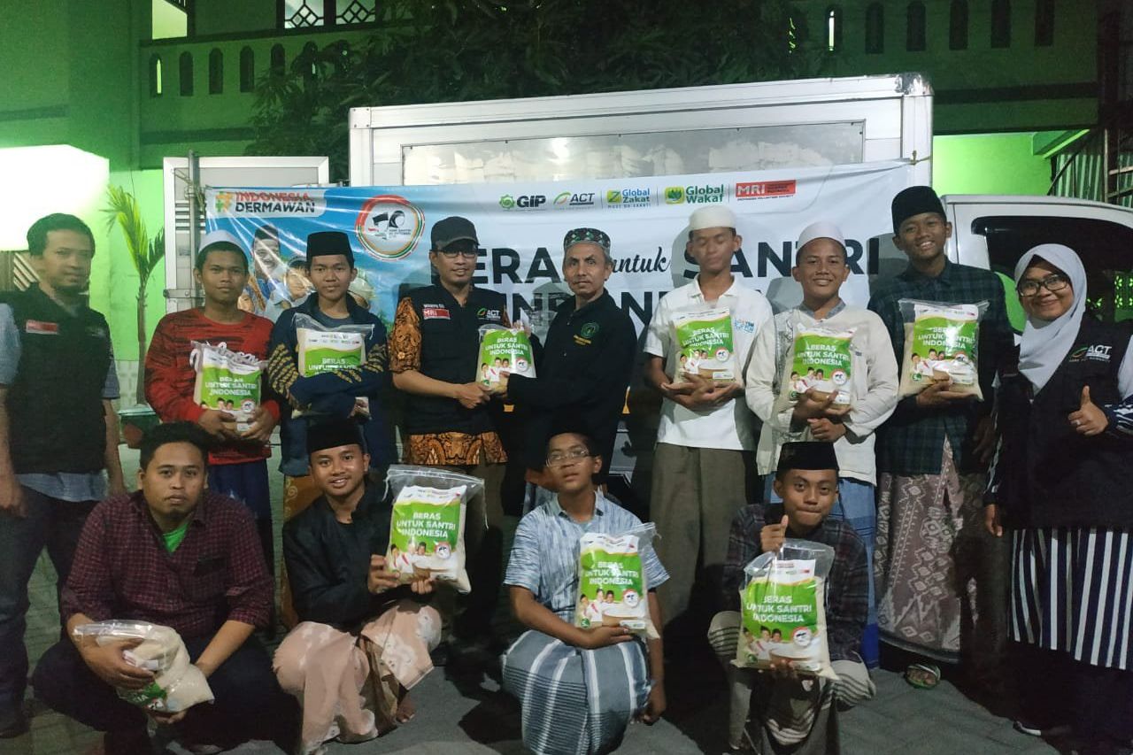 ACT bagikan beras di Pondok Pesantren Al-Hamdaniyah Sidoarjo