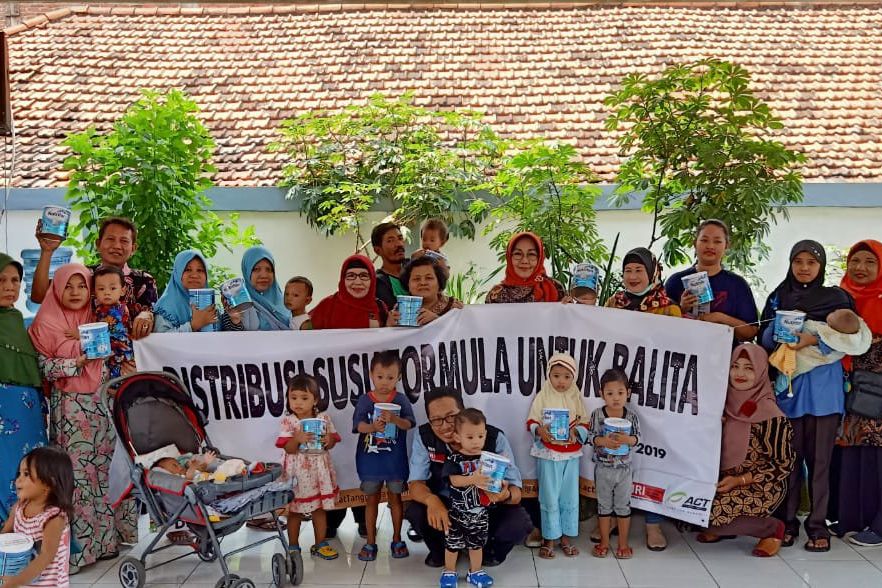 ACT Jatim Bagikan Susu Formula Buat Anak-Anak di Surabaya