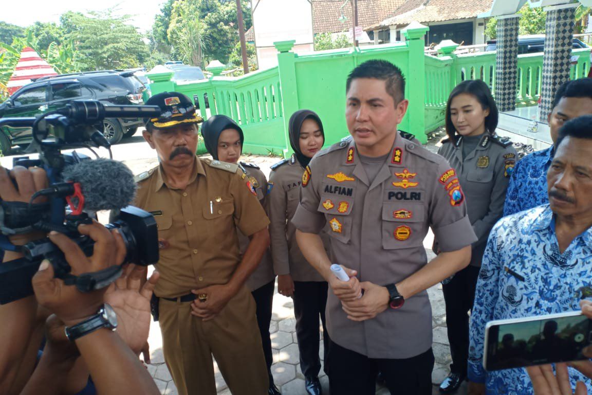 <strong>Tim DVI Polda Jatim Olah TKP Ambruknya Atap SDN Keting 02 Jember</strong>