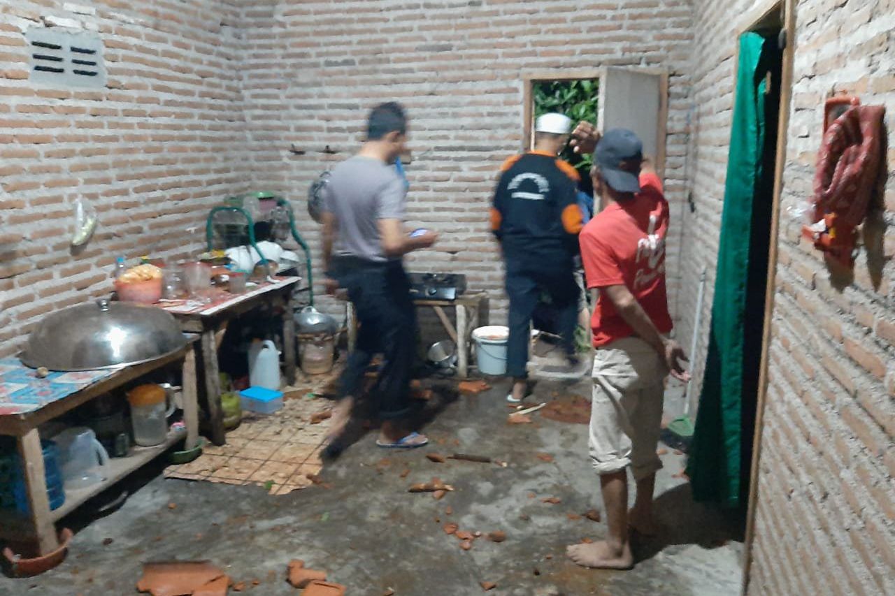 Enam Kecamatan di Probolinggo Diterjang Puting Beliung, Petugas Lakukan Pembersihan