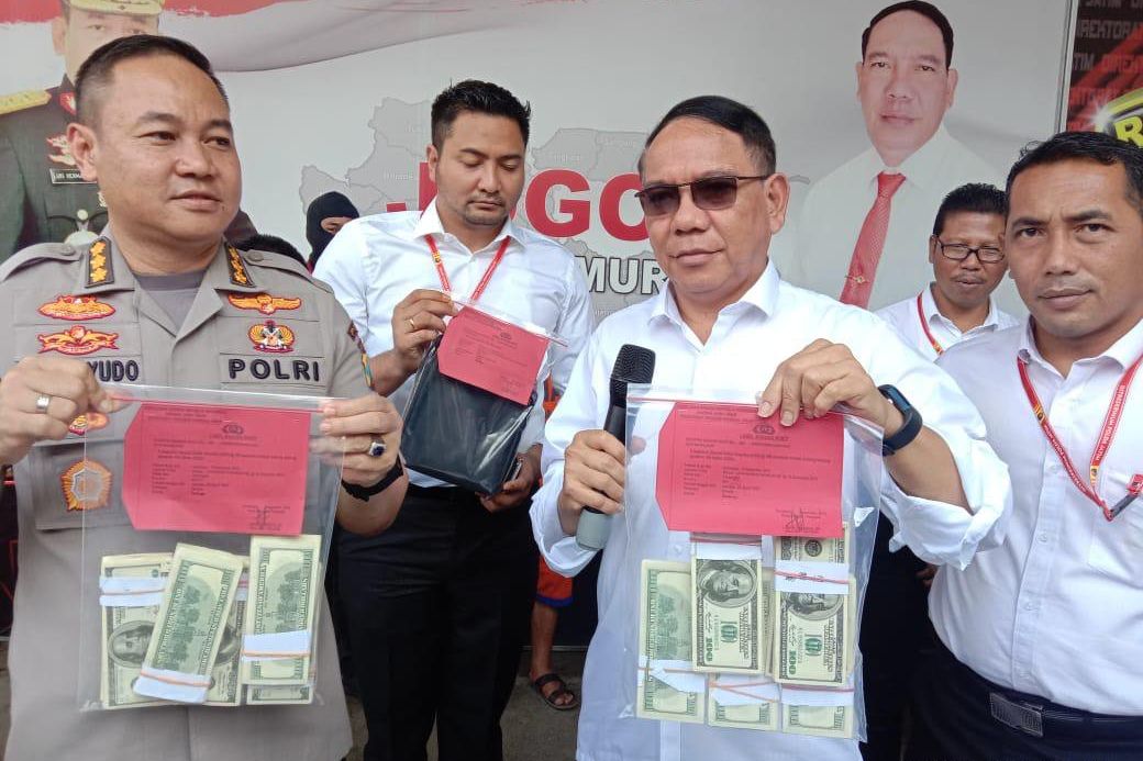 Polda Jatim Tangkap Sindikat Pengedar Dolar Amerika Palsu Senilai Rp1,4 Miliar