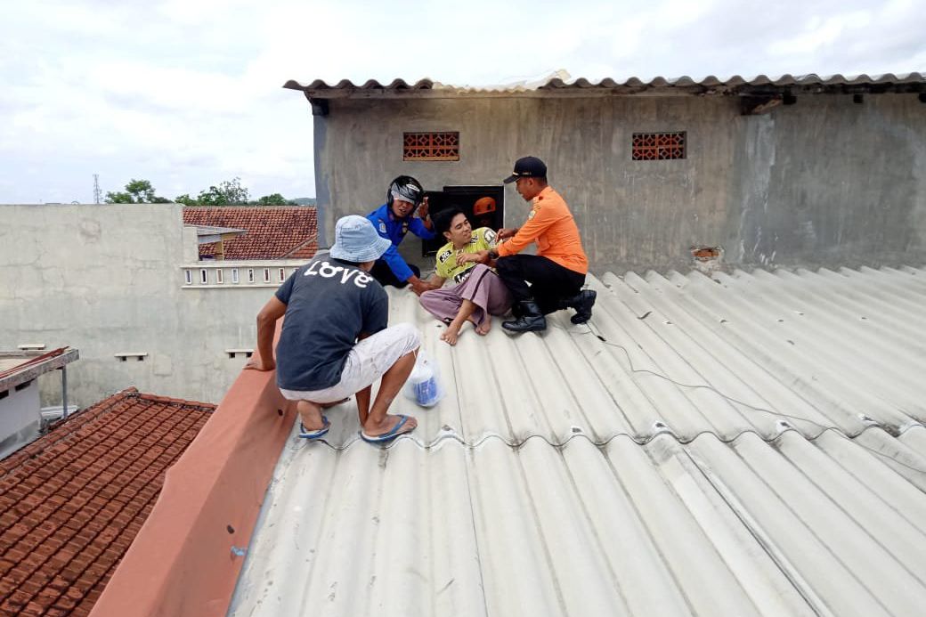Tukang Bangunan Ini Tersengat Listrik 20 Ribu Volt, Apa Jadinya?  