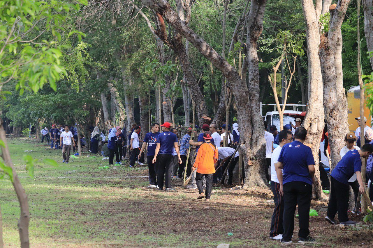 Kurangi Emisi Karbon, Kampus ITS Ditanami Ratusan Pohon