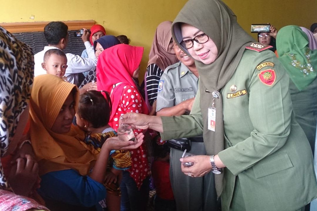 Cegah DBD, Dinkes Ponorogo Bagikan Ratusan Ikan Cupang