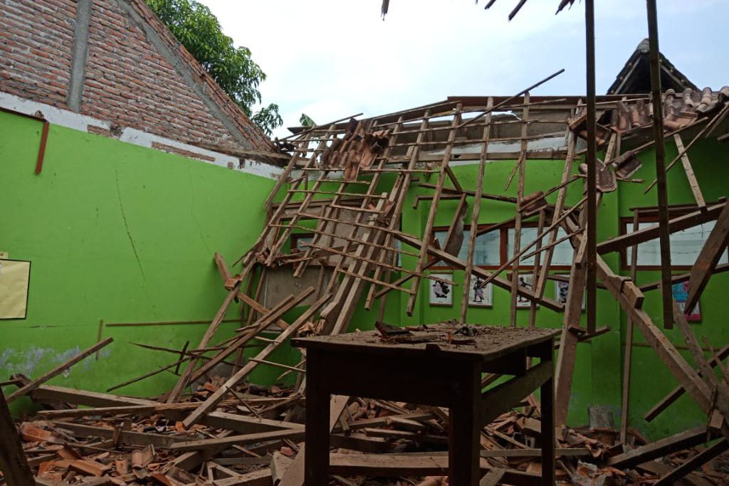 Sudah Lapuk, Atap Ruang Kelas SDN Mangge Magetan Roboh 