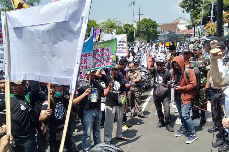 Tolak Omnibus Law, Massa Sarbumsi Demo di Pemkab dan DPRD Jember