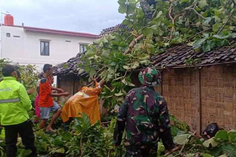  

Angin Kencang Rusak Sejumlah Rumah Warga Ngawi