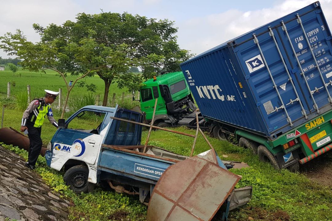 Pekerja Jalan Tol Tewas Tertabrak Pikap yang Ditumbuk Trailer