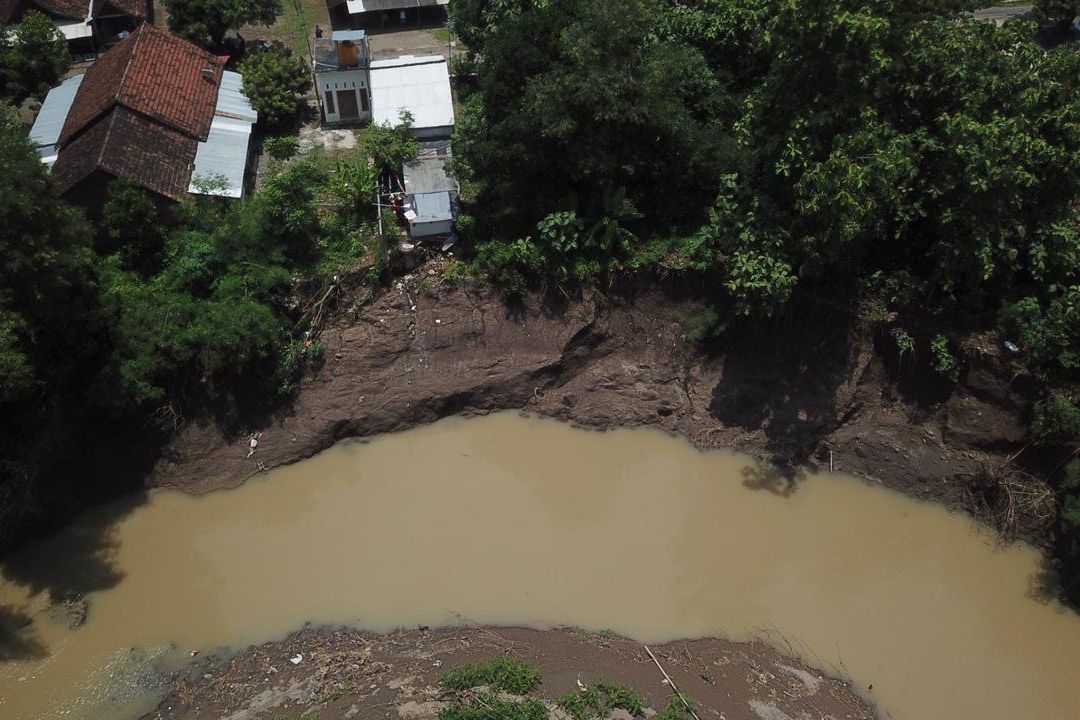 Erosi Sungai, Sejumlah Rumah di Madiun Terancam Amblas 