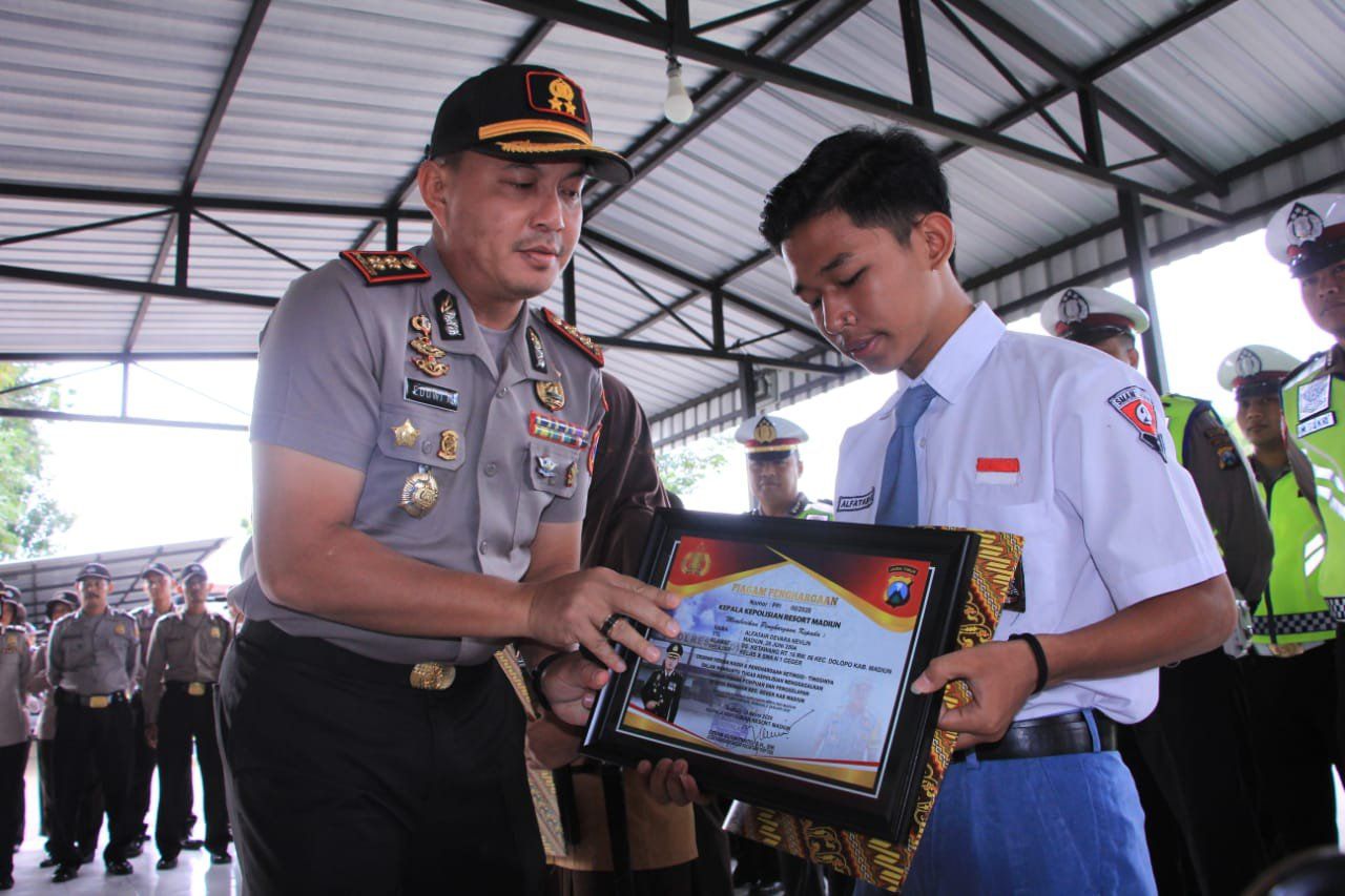 Kejar dan Tangkap Penipu, Dua Pelajar Terima Penghargaan dari Polisi
