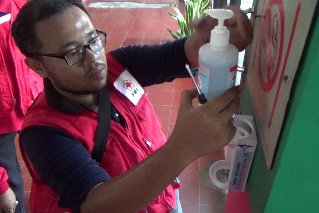 PMI Jember Sebar Cairan Antiseptik di Tempat Fasilitas Umum