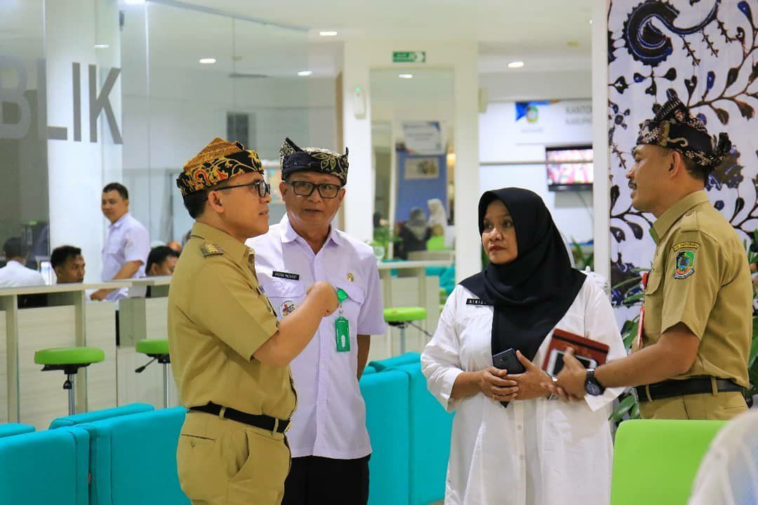 Mal Pelayanan Publik Banyuwangi Disemprot Cairan Disinfektan
