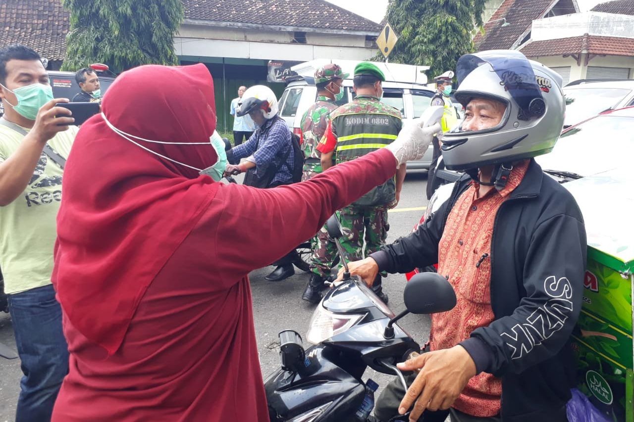 Dinkes Periksa Suhu Badan Pengguna Jalan Perbatasan Ponorogo-Madiun