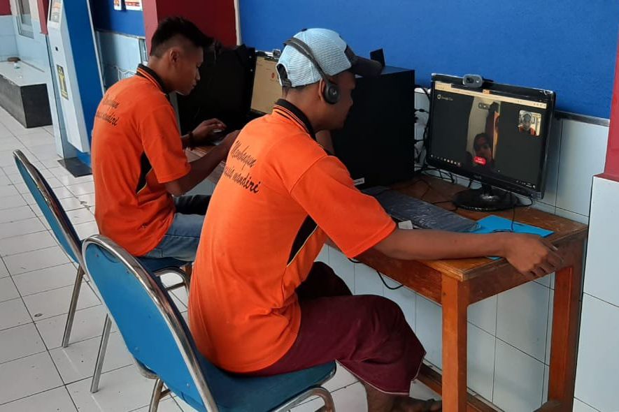 Cegah Corona, Napi Rutan Ponorogo Diajak Berjemur dan Difasilitasi Video Call