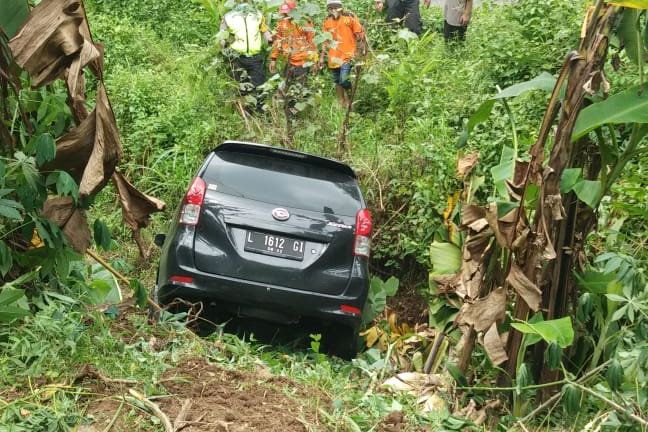 Tergelincir Oli, Mobil Minibus Terperosok ke Jurang di Pacet Mojokerto